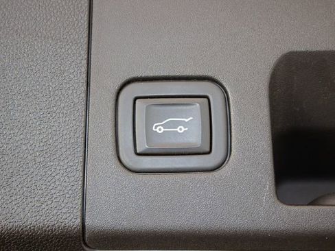 Used 2023 Cadillac XT4 Luxury w/ Cold Weather Package AWD/4WD image 15
