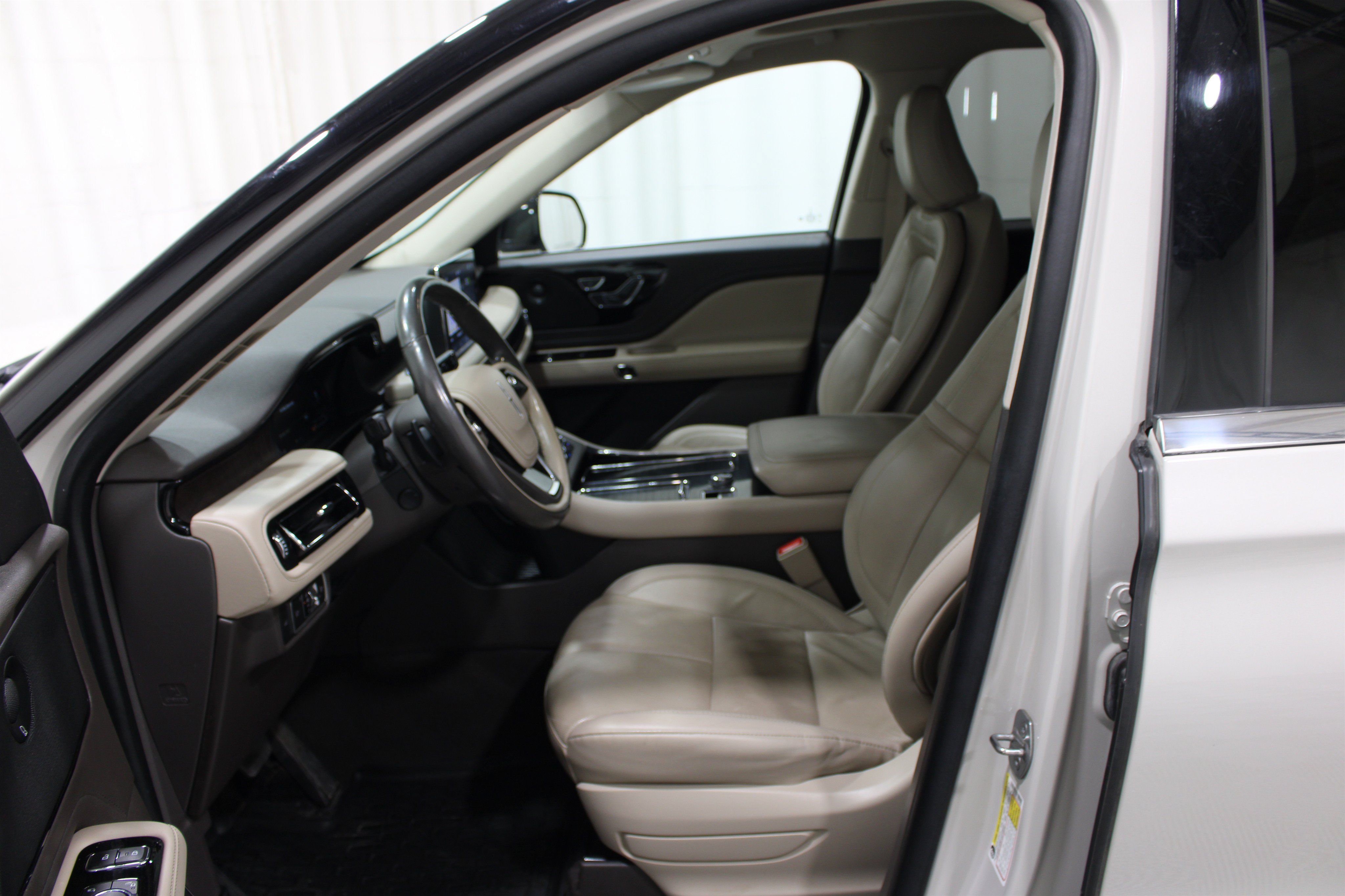 Used 2022 Lincoln Aviator Reserve w/ Elements Package Plus AWD/4WD image 3