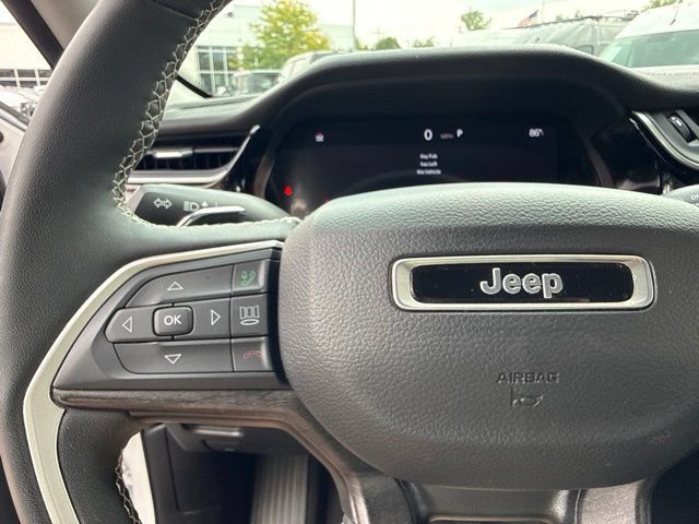 Used 2023 Jeep Grand Cherokee Limited w/ Black Appearance Package AWD/4WD image 36