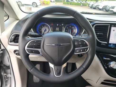 Used 2024 Chrysler Pacifica Touring-L FWD image 19