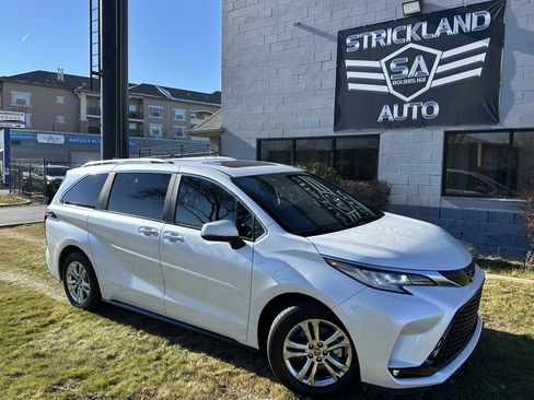 Used 2025 Toyota Sienna Limited image 2