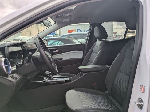 Used 2025 Chevrolet Trax LT w/ LT Convenience Package FWD image 17