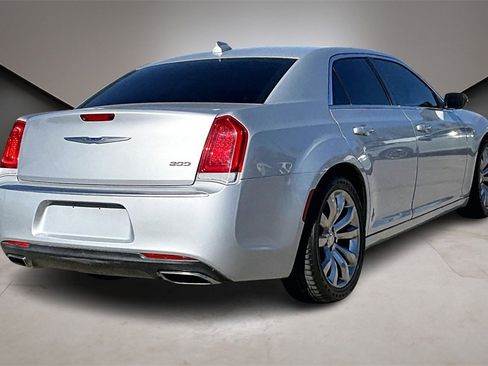 Used 2019 Chrysler 300 Touring w/ Chrome Appearance Package image 6