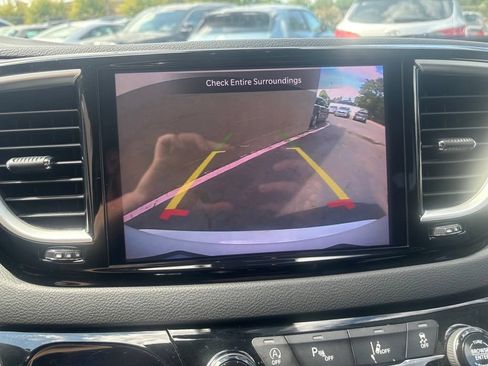 Used 2023 Chrysler Pacifica Touring-L FWD image 27