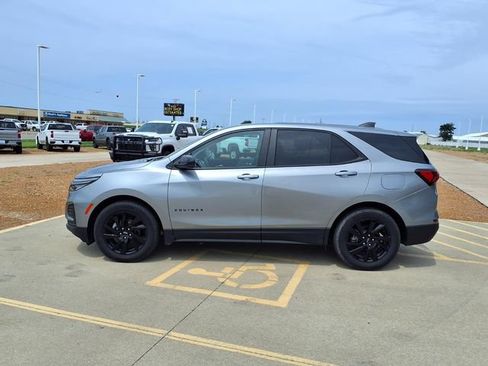 Used 2024 Chevrolet Equinox LS w/ LS Convenience Package FWD image 2