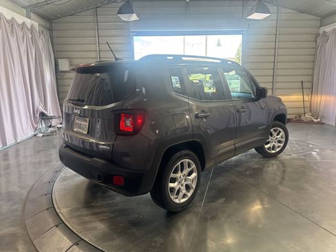 Used 2017 Jeep Renegade Latitude w/ Popular Equipment Group image 5