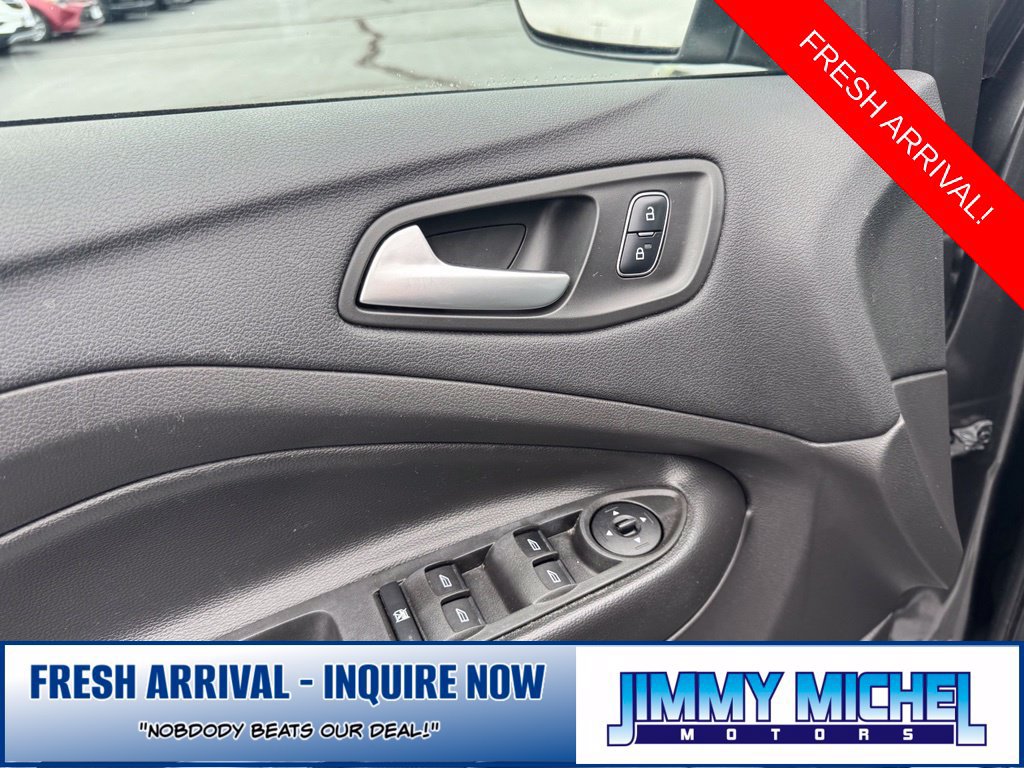 Used 2017 Ford Escape SE w/ SE Cold Weather Package FWD image 3