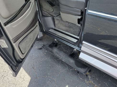 Used 2017 Chevrolet Express 2500 RWD image 38