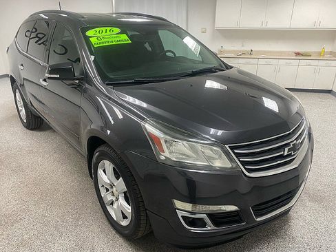 Used 2016 Chevrolet Traverse LT w/ Style and Technology Package image 3