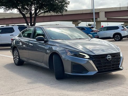 Used 2025 Nissan Altima 2.5 SV FWD image 3