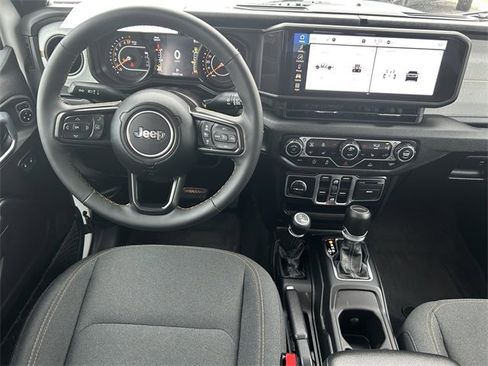 Used 2024 Jeep Gladiator Sport image 7