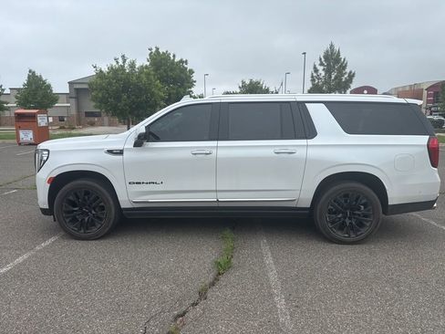 Used 2024 GMC Yukon XL Denali w/ Denali Reserve Package AWD/4WD image 3