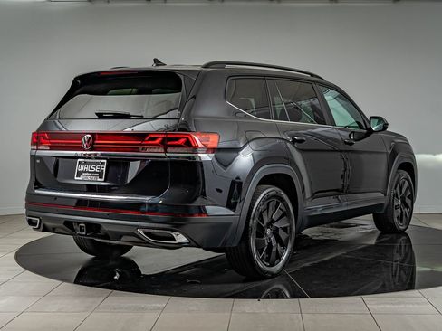 Used 2024 Volkswagen Atlas SE w/ Black Wheel Package FWD image 5