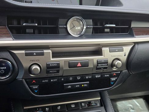 Used 2016 Lexus ES 300h w/ Luxury Package w/Wood Trim image 21