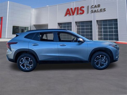 Used 2025 Chevrolet Trax LT w/ LT Convenience Package image 5