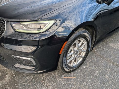 Used 2024 Chrysler Pacifica Touring-L image 11