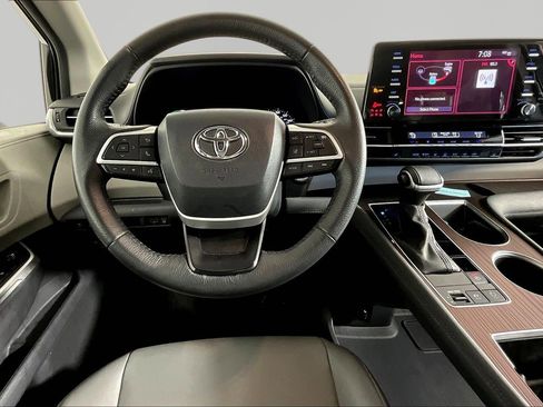 Used 2024 Toyota Sienna XLE FWD image 8
