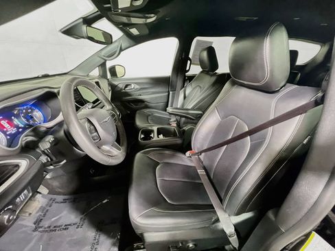 Used 2025 Chrysler Pacifica Select FWD image 18