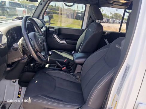 Used 2016 Jeep Wrangler Unlimited Sahara w/ Connectivity Group AWD/4WD image 9
