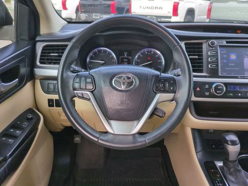 Used 2016 Toyota Highlander XLE image 16