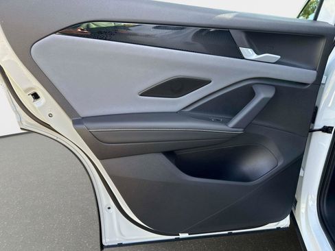 New 2025 Volkswagen Tiguan SE image 11