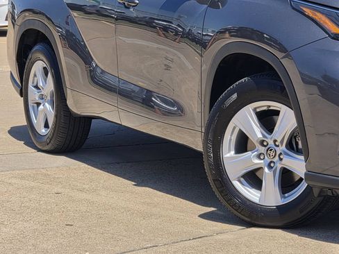 Used 2025 Toyota Highlander LE FWD image 12