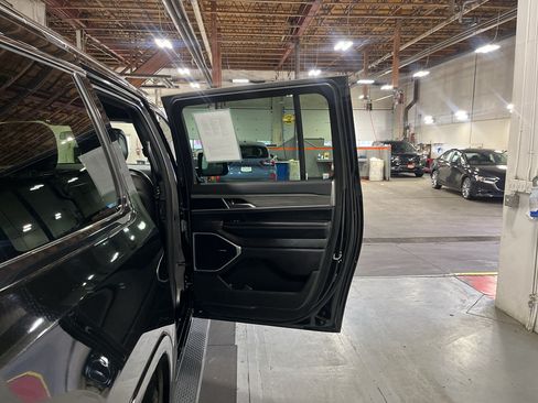 Used 2023 Jeep Wagoneer L Series II AWD/4WD image 24