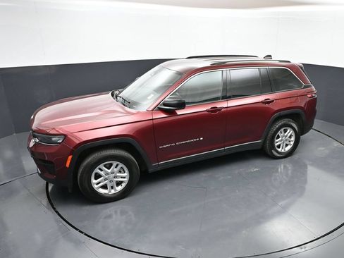 Used 2024 Jeep Grand Cherokee Laredo AWD/4WD image 34