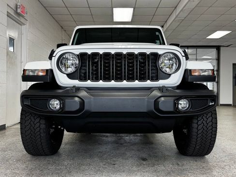 Certified 2024 Jeep Gladiator Sport AWD/4WD image 3