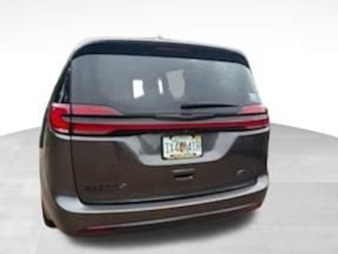 Used 2022 Chrysler Pacifica Limited w/ Uconnect Theater Family Group FWD image 4