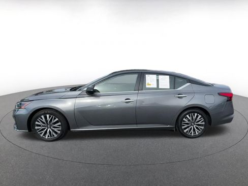Used 2025 Nissan Altima 2.5 SV image 9