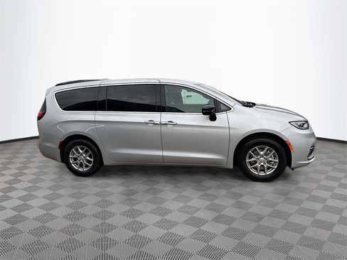 New 2026 Chrysler Pacifica Select image 4