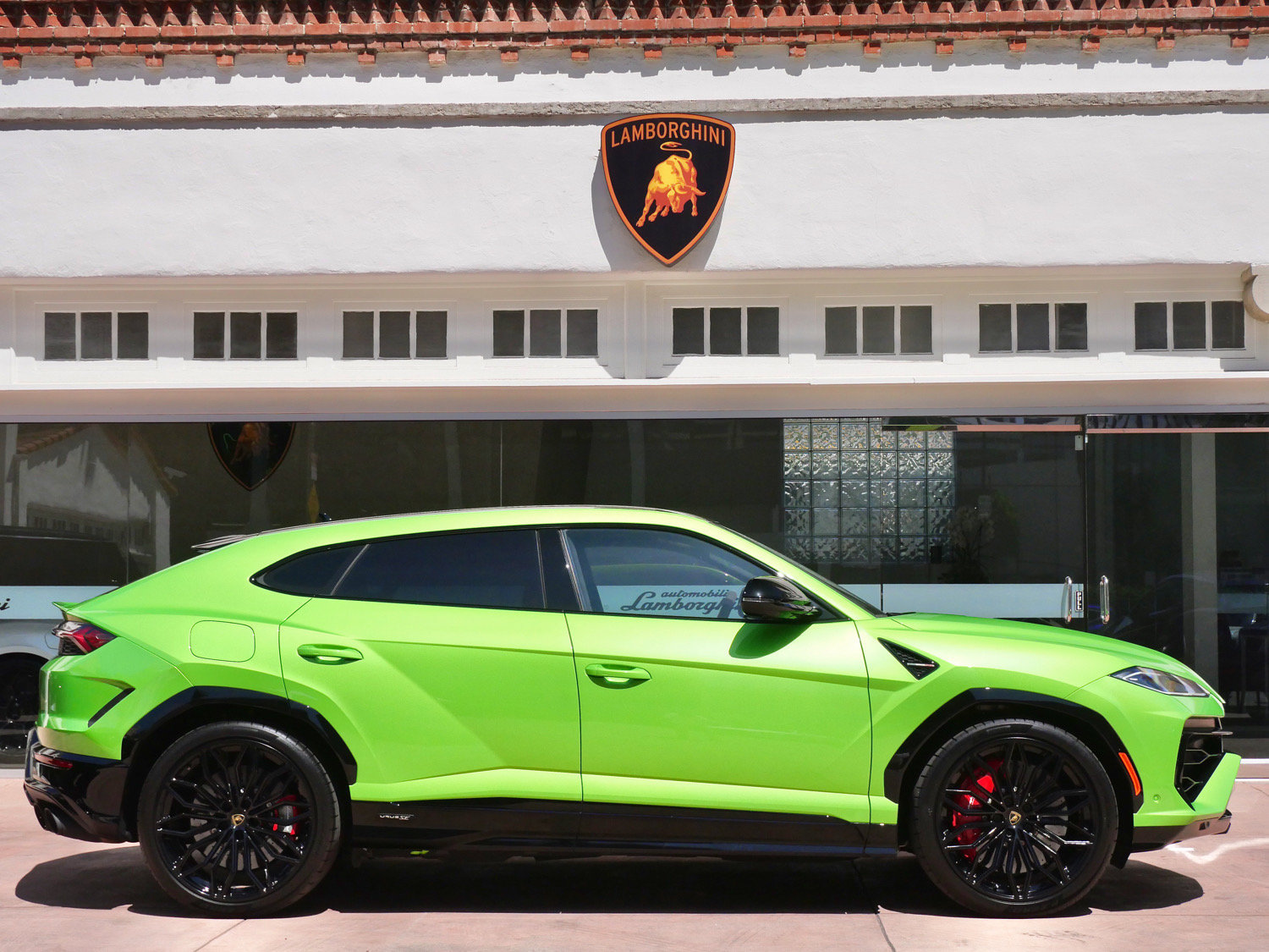 Used 2026 Lamborghini Urus SE AWD/4WD image 2