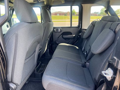 Used 2025 Jeep Wrangler Willys image 16