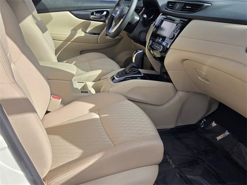 Used 2017 Nissan Rogue SV w/ SV Premium Package image 15