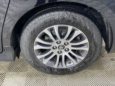 Used 2018 Toyota Sienna XLE image 18