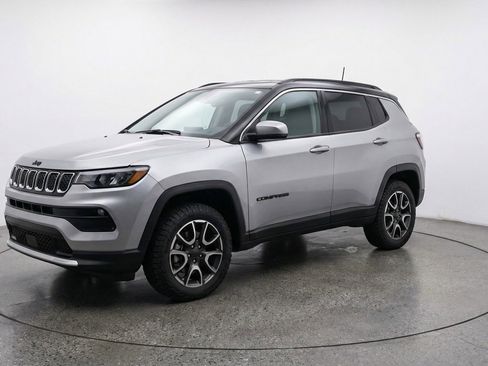 Used 2025 Jeep Compass Trailhawk image 3