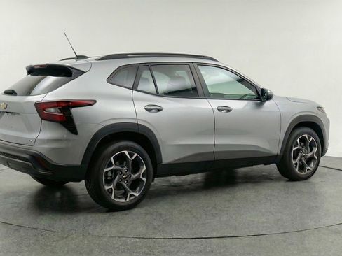 Used 2025 Chevrolet Trax LT FWD image 9