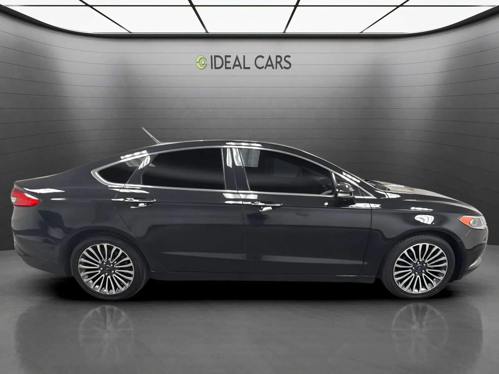 Used 2017 Ford Fusion SE w/ Fusion SE Technology Package FWD image 4