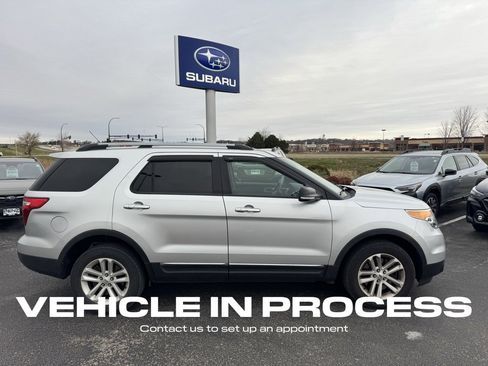 Used 2013 Ford Explorer XLT image 2