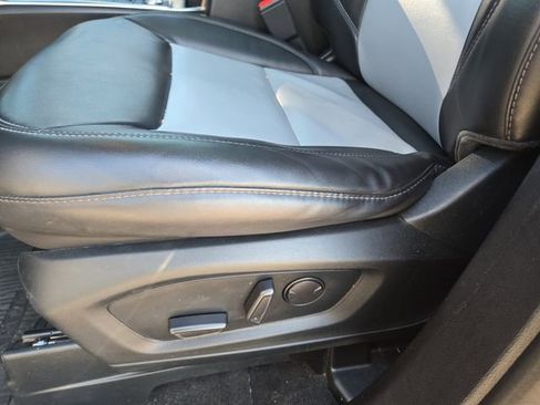 Used 2022 Ford Explorer XLT w/ Equipment Group 202A image 27