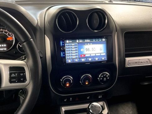 Used 2017 Jeep Compass Latitude AWD/4WD image 17