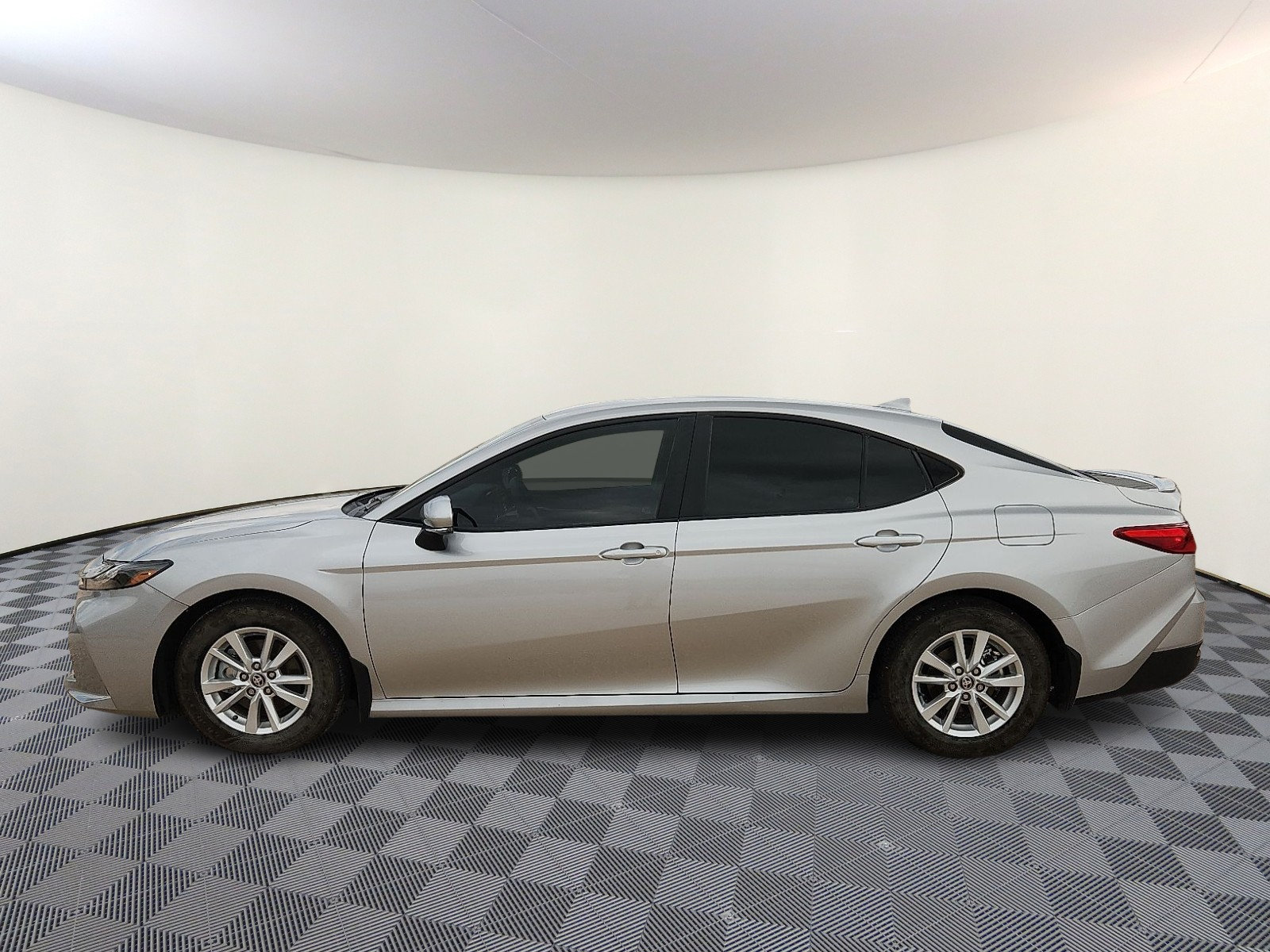 Used 2025 Toyota Camry LE w/ Convenience Package FWD image 2