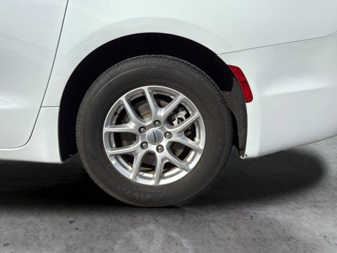 Used 2024 Chrysler Pacifica Touring-L image 42