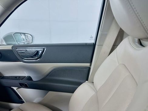 Used 2020 Lincoln Continental Standard w/ Premium Package image 25