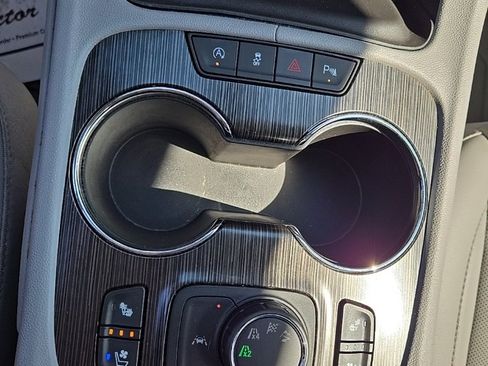 Used 2023 GMC Acadia SLT w/ Preferred Package image 24