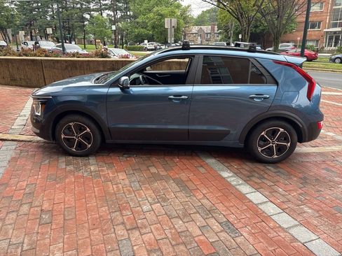Certified 2024 Kia Niro EX FWD image 6