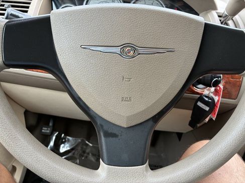 Used 2008 Chrysler Town & Country LX FWD image 9