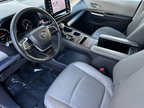 Used 2023 Toyota Sienna XLE image 9
