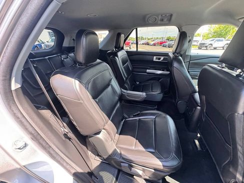 Used 2024 Ford Explorer XLT w/ Equipment Group 202A AWD/4WD image 18